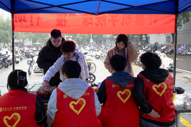 图片包含 人, 户外, 男人, 人们 AI 生成的内容可能不正确。