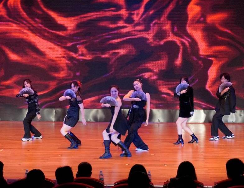 一群人正在跳舞 描述已自动生成