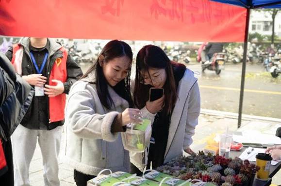 女人手里拿着伞 AI 生成的内容可能不正确。